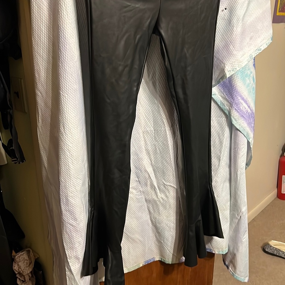 Plaleather leggings with flare in ankles